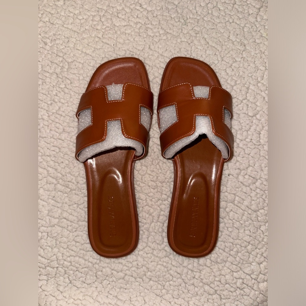 BRAND NEW SANDALS SIZE 9